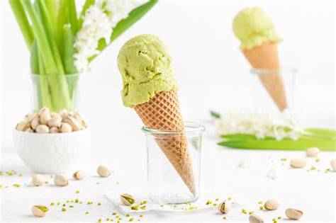 Natürliche Farbe von Pistazieneis versus künstlich gefärbtes Eis - Infografik