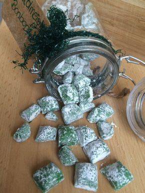 Natürliche Zutaten zum Färben von Puderzucker z.B. Waldmeister, Minze, grüne Bonbons