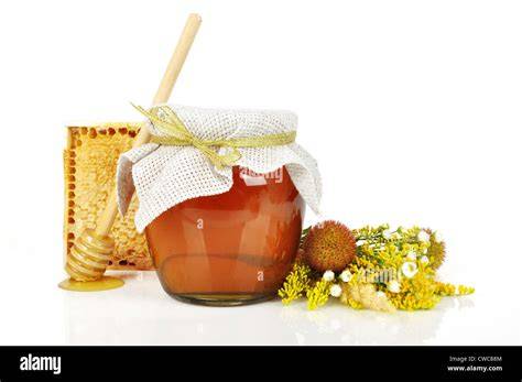 Natürlicher Honig im Glas mit frischen Ringelblumenblüten