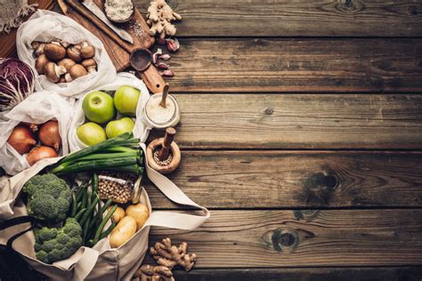 Naturbelassene Küchenwerkzeuge aus Holz und Metall für nachhaltiges Kochen