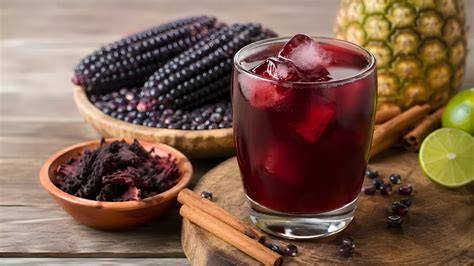 Naturbelassene Zutaten für Kokospralinen auf einem Holzbrett