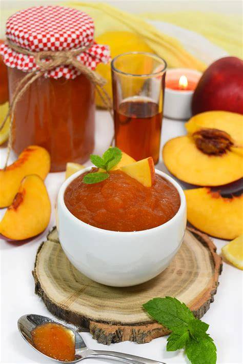 Nektarinen und Amaretto als Zutaten für Marmelade