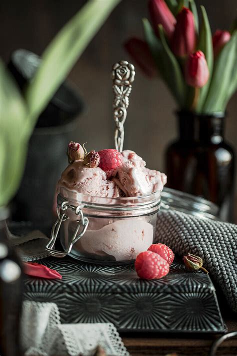 Nektarinen-Himbeer-Eis serviert