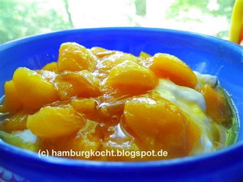 Nektarinen-Kompott mit Joghurtrahm