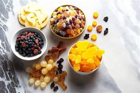 Nektarinen-Skyr-Eis in der Herstellung - Zutaten und pürierte Früchte