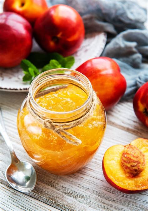 Nektarinenmarmelade mit Lavendel