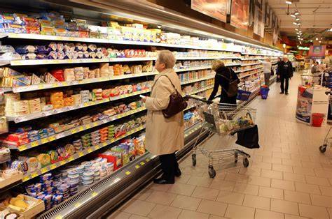 Nestlé- und Lindt-Produktregal im Supermarkt