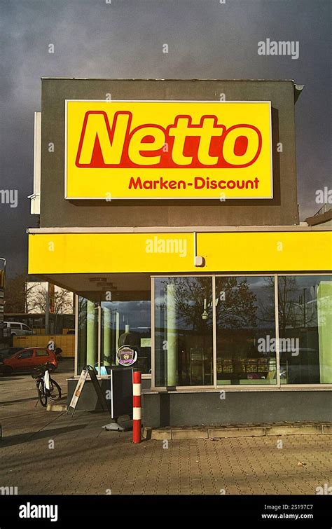 Netto Marken-Discount Filiale mit Honigangebot im Regal