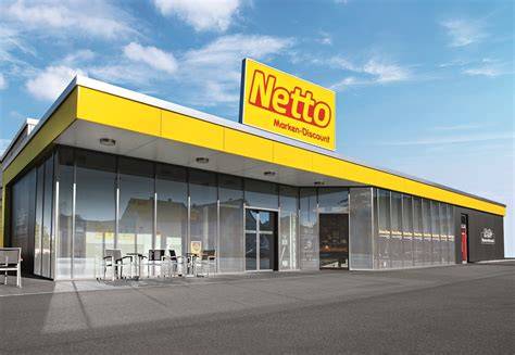 Netto Marken-Discount Filiale mit Regalen voller Marmeladen