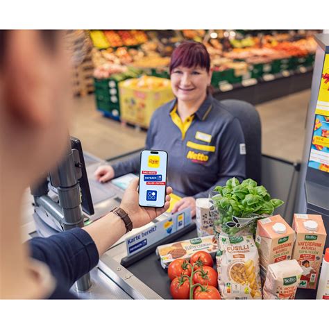 Netto Marken-Discount Regal mit Tiefkühltorten