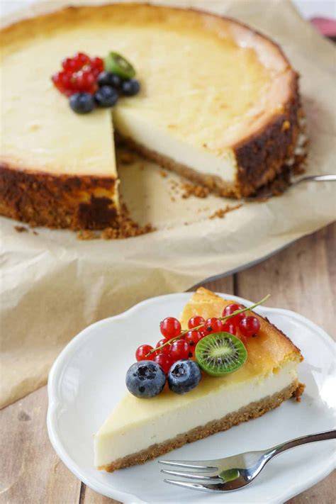 New York Cheesecake Stück auf weißem Teller