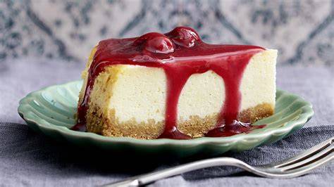 New York Cheesecake auf einem Teller mit Sauerrahm-Glasur