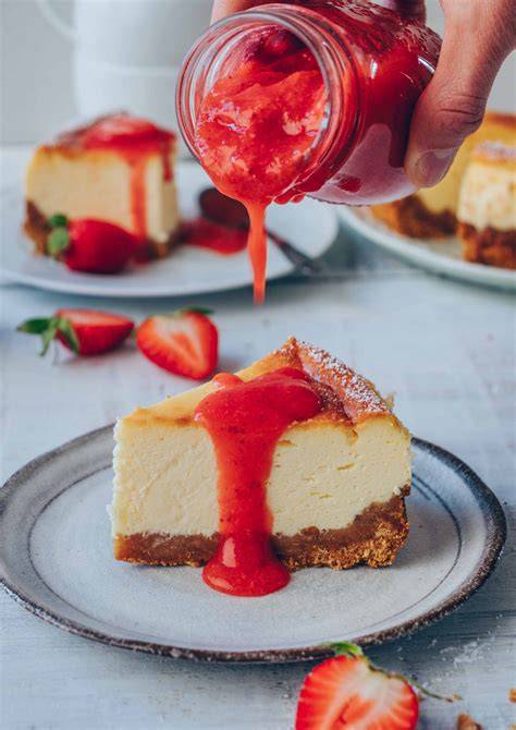 New York Cheesecake aufgeschnitten, mit Erdbeersauce