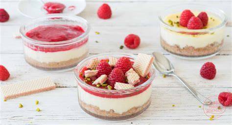 New York Cheesecake im Glas mit Himbeersauce