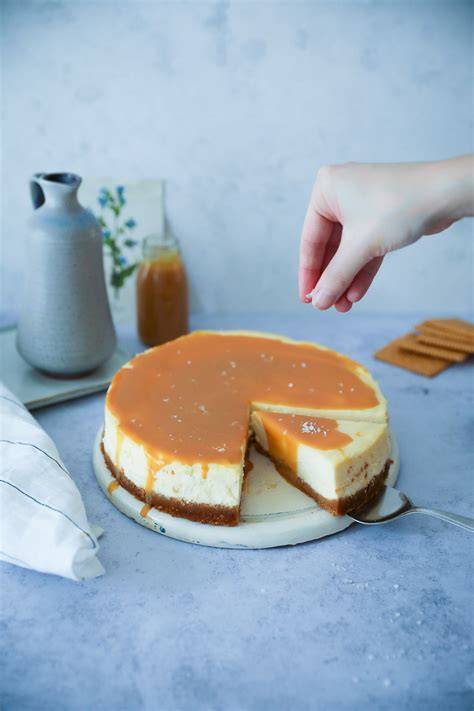 New York Cheesecake mit Karamell und Haselnüssen