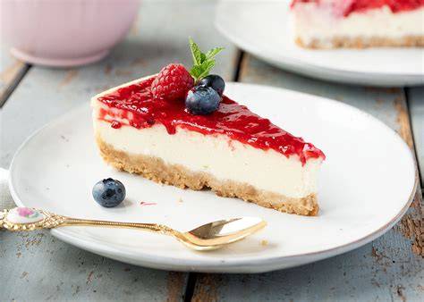 New York Cheesecake mit frischem Fruchtspiegel und Beeren