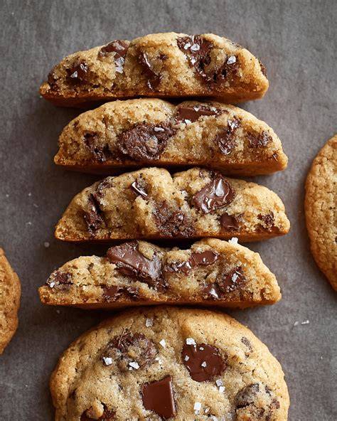 New York Style Chocolate Chip Cookies auf einem Kuchengitter