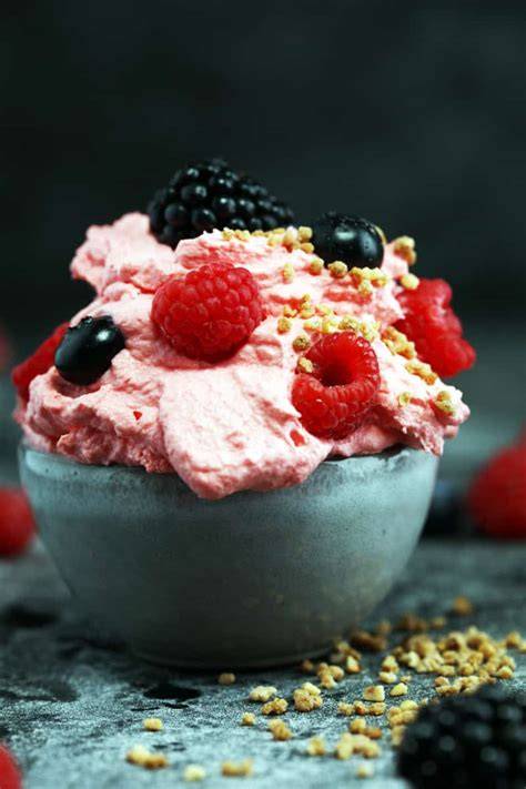 Nicecream aus gefrorenen Beeren im Mixer