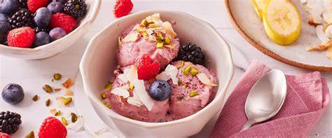 Nicecream im Schälchen mit Beeren