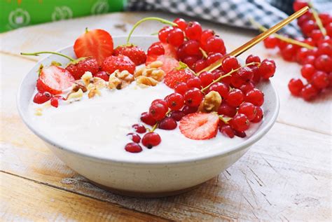 Nicecream in Schüsseln mit Früchten und Nüssen