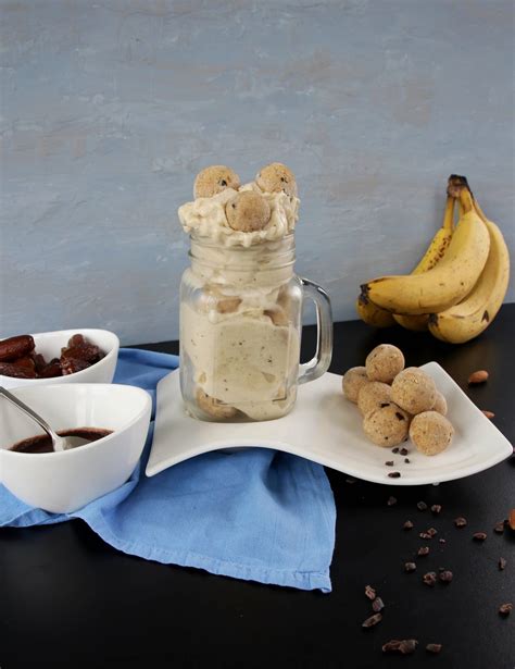Nicecream mit Cookie-Dough-Stückchen im Becher