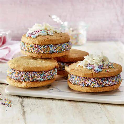 Nicecream-Cookie-Sandwiches mit Himbeeren
