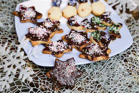 Nikolaus-Kekse mit Schokolade und Streuseln