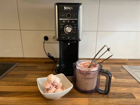 Ninja Creami Deluxe mit weißem Schokoladeneis auf dem Tisch