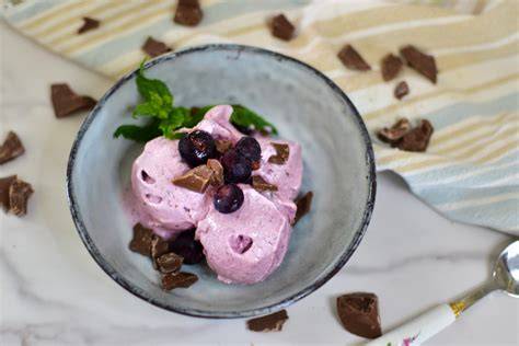 Ninja Creami Frozen Joghurt mit frischen Beeren und Nüssen garniert