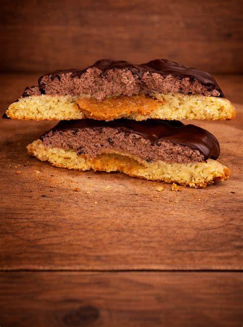 Nizzagebäck mit Schokoüberzug und Johannisbeermarmelade-Füllung