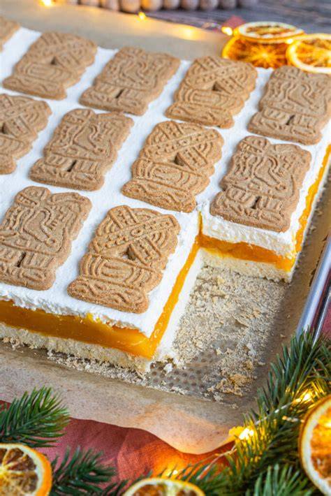 No‑Bake Spekulatius‑Kuchen mit Mandarinen angeschnitten