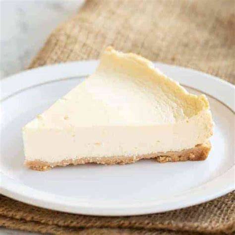 No Bake Quark-Cheesecake: Quarkcreme wird eingefüllt