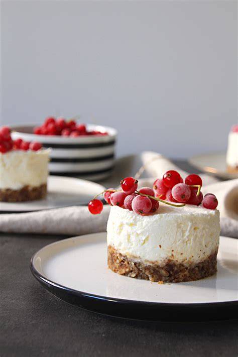 No-Bake Cheesecake Herzen mit Johannisbeeren