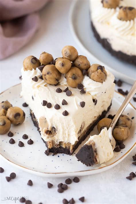 No-Bake Cookie Dough Cheesecake mit Schokodrops dekoriert