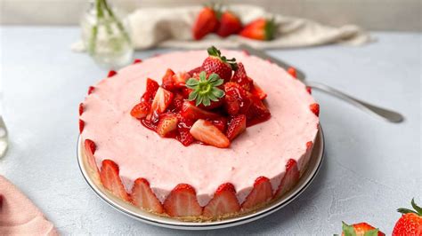 No-Bake Erdbeer-Joghurt-Torte, angeschnitten, auf einer Tortenplatte