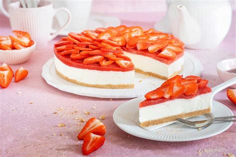 No-Bake Erdbeer-Mascarpone-Torte auf einer Servierplatte, Nahaufnahme