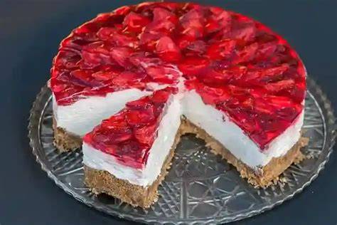 No-Bake Erdbeer-Mascarpone-Torte mit Keksboden und frischen Erdbeeren