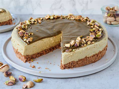 No-Bake Erdnuss-Karamell-Cheesecake auf Tortenplatte, angeschnitten