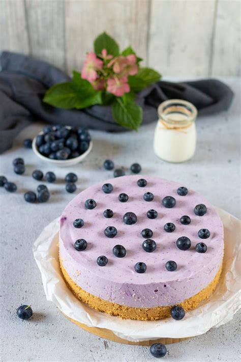 No-Bake Heidelbeer-Torte: Querschnitt mit Keksboden und Heidelbeercreme