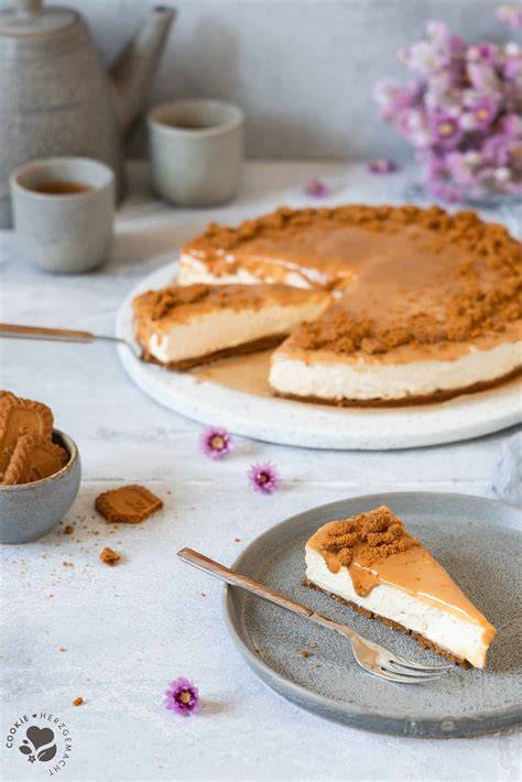 No-Bake Käsekuchen mit Löffelbiskuit-Boden und Beerendeko
