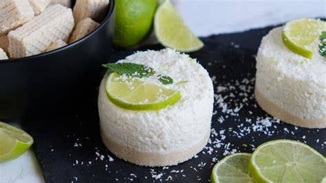 No-Bake Kokos-Limetten-Törtchen in Dessertringen