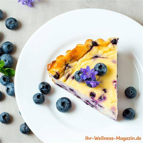 No-Bake Low Carb Blaubeer-Käsekuchen im Anschnitt, dekoriert