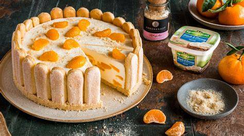 No-Bake Mandarinen-Frischkäse-Torte in Stücke geschnitten mit Mandarinen-Deko