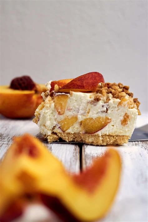No-Bake Nektarinen-Käsekuchen mit karamellisierten Haselnüssen