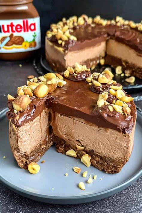 No-Bake Nutella-Cheesecake mit Haselnüssen und Ganache