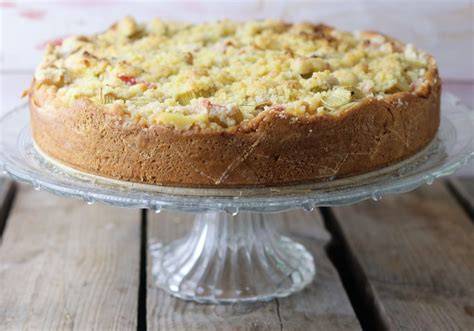No-Bake Rhabarberkuchen mit eingekühlter Puddingfüllung