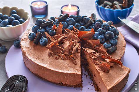 No-Bake Schoko Cheesecake in Springform mit Kakao bestäubt