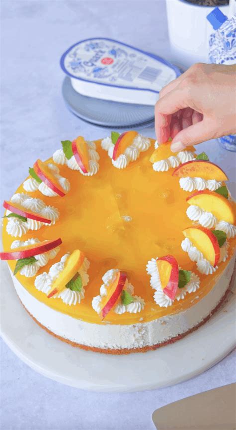 No-Bake Solero Windbeutel Torte mit Keksboden und fruchtiger Creme