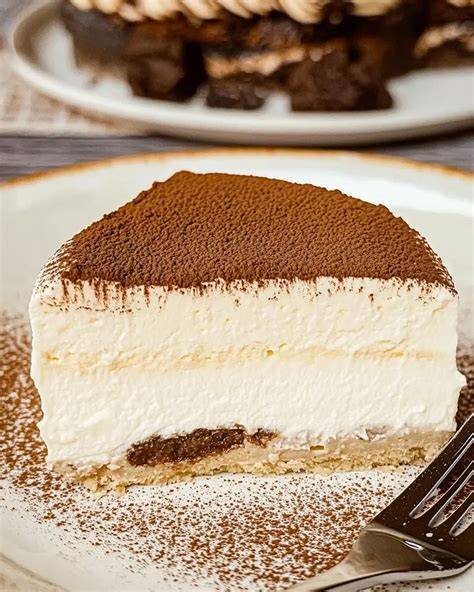 No-Bake Tiramisu Cheesecake im Anschnitt