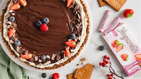 No-Bake Yogurette Torte mit Keksboden und Erdbeer-Joghurt-Creme